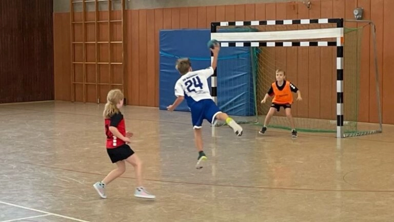 männliche E-Jugend schießt ein Tor