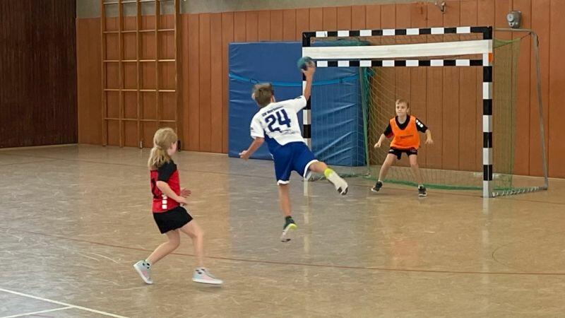 männliche E-Jugend schießt ein Tor
